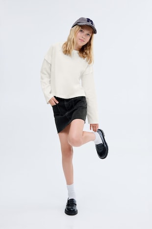 Egyenes fazonú szoknya eldolgozatlan alsó szegéllyel