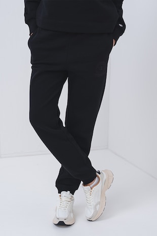 Normál fazonú szabadidőnadrág logóval