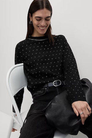 Kerek nyakú pulóver strasszkövekkel díszítve