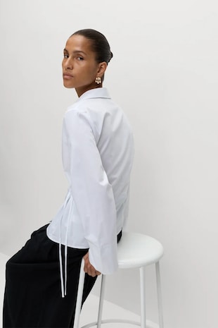 Bő fazonú átlapolt ing bővülő ujjakkal