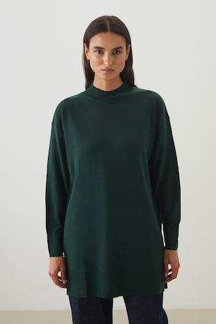 Bő fazonú pulóver oldalt hasítékokkal