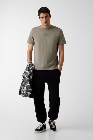 GUESS Tricou cambrat cu decolteu la baza gatului, pentru fitness, Kaki
