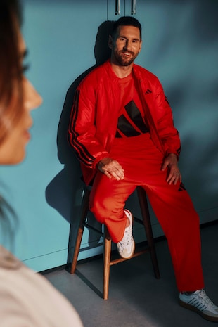 adidas Sportswear Tricou cu decolteu la baza gatului si imprimeu logo, Negru/Rosu vermillion