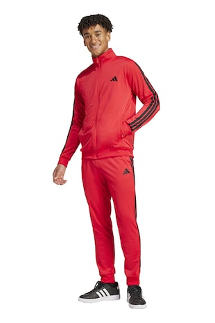 Szabadidőruha logós részlettel