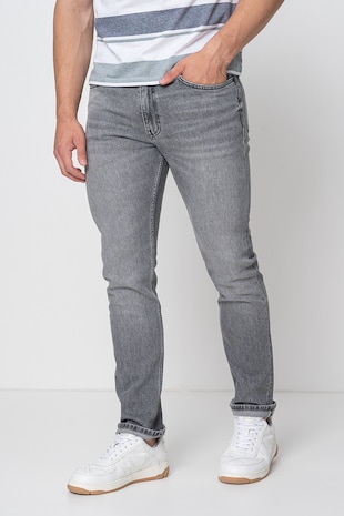 Slim fit farmernadrág középmagas derékrésszel