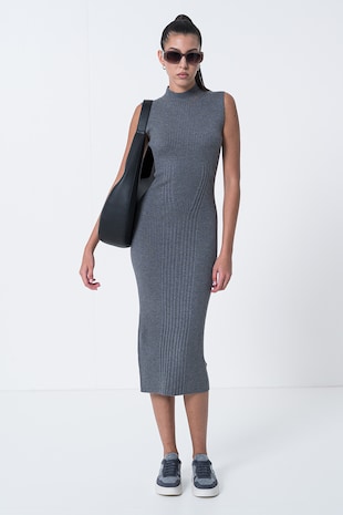 Kasmír- és selyemtartalmú garbónyakú szűkített ruha