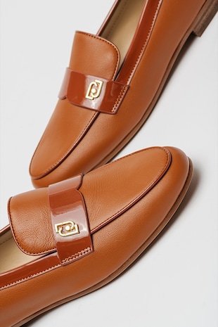 Fémlogós bőrmokaszin