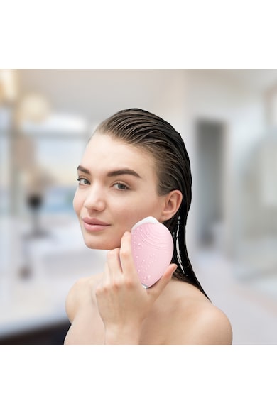 FOREO Dispozitiv de curatare a tenului  LUNA Sensitive/Normal Skin, 8000 oscilatii, 8 viteze, acumulator, Hipoalergenic, Roz pal Femei