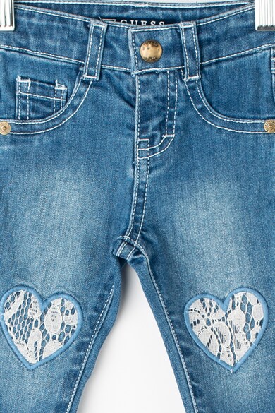 GUESS JEANS Farmernadrág szív alakú hímzett részletekkel Lány