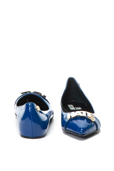 Love Moschino Hegyes orrú lakkbőr cipő logós rátéttel női