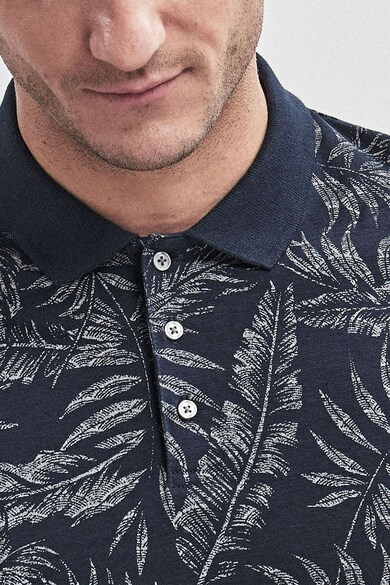 NEXT Normál fazonú galléros póló trópusi mintával férfi