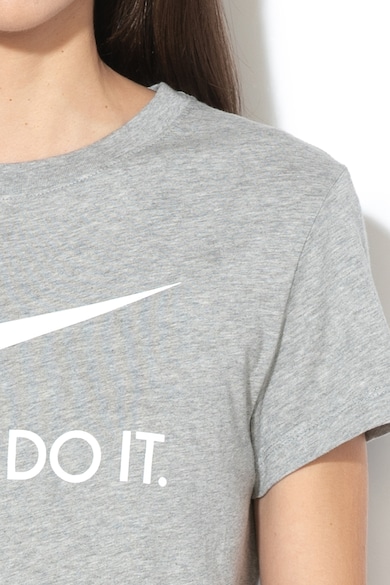 Nike Sportswear szűk fazonú logómintás póló női