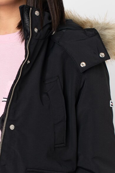 Tommy Jeans Pihével bélelt szűk szabású kapucnis bomberdzseki női