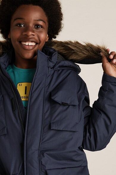 Marks & Spencer Kapucnis bélelt dzseki műszőrme részletekkel Fiú