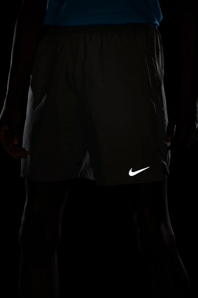 Nike Къс панталон за бягане Challenger с Dri-Fit и дизайн 2 в 1 Мъже