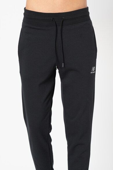 New Balance Спортен панталон Essentials с бродерии Мъже