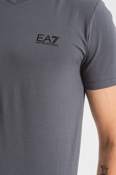 EA7 V-nyakú póló diszkrét logóval a mellrészén férfi