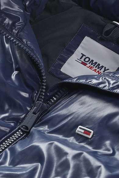 Tommy Jeans Pihével bélelt rövid télikabát fényes hatással női