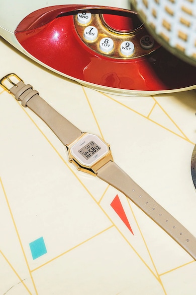 Casio Електронен часовник с кожена каишка Жени