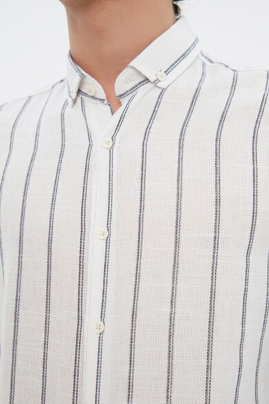 Trendyol Раирана риза с копчета на яката Мъже