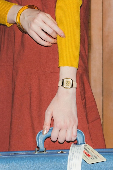 Casio Цифров часовник с хронометър и лого на циферблата Жени
