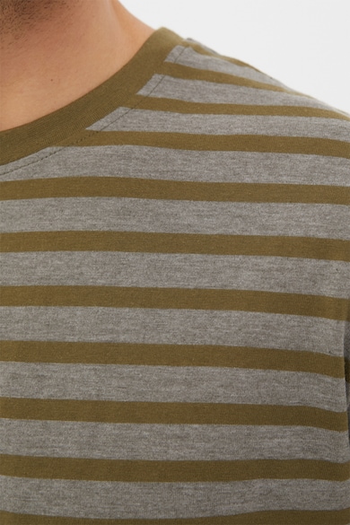 FINN FLARE Kerek nyakú pamuttartalmú póló csíkos mintával férfi
