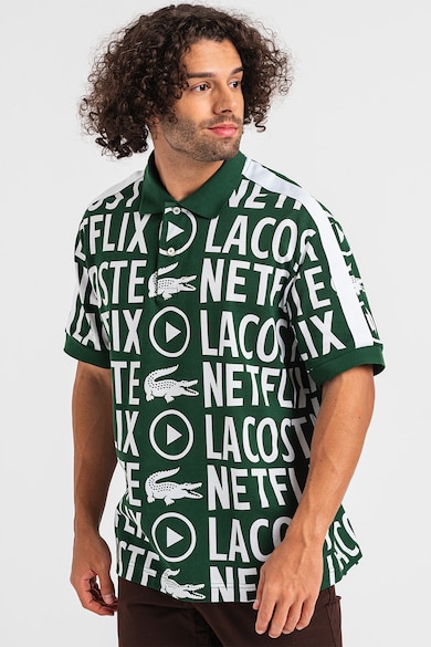 Lacoste Bő fazonú galléros pamutpóló Netflix mintával férfi