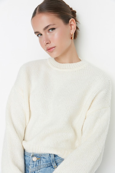 Trendyol Уголемен пуловер с овално деколте Жени