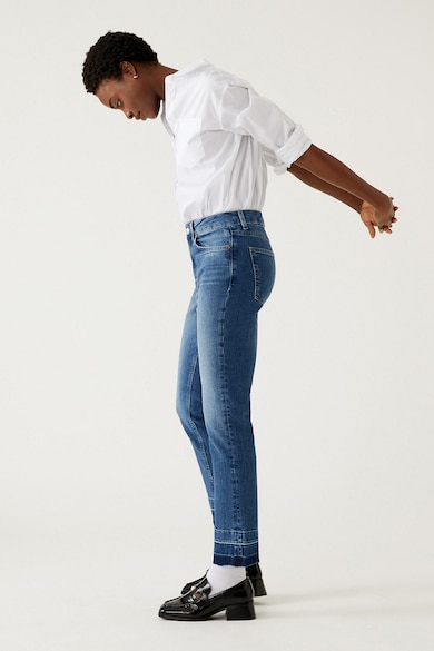 Marks & Spencer Középmagas derekú slim fit farmernadrág eldolgozatlan szárvégekkel női