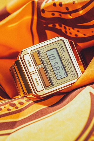 Casio Дигитален часовник с метална верижка Жени