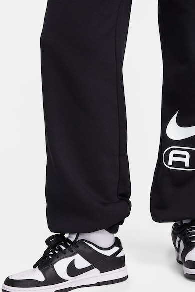 Nike Air bővülő szárú szabadidőnadrág logóval női