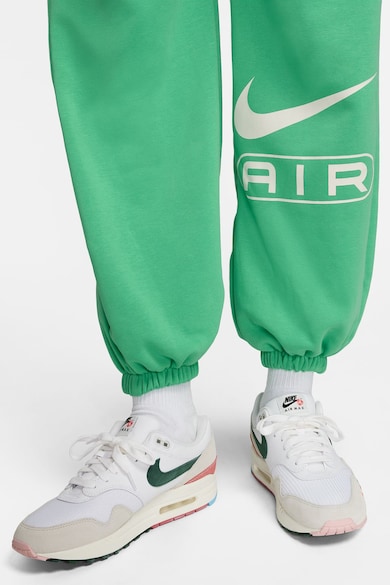 Nike Air bővülő szárú szabadidőnadrág logóval női