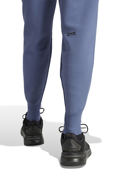 adidas Sportswear Z.N.E lefelé szűkülő logós szabadidőnadrág férfi