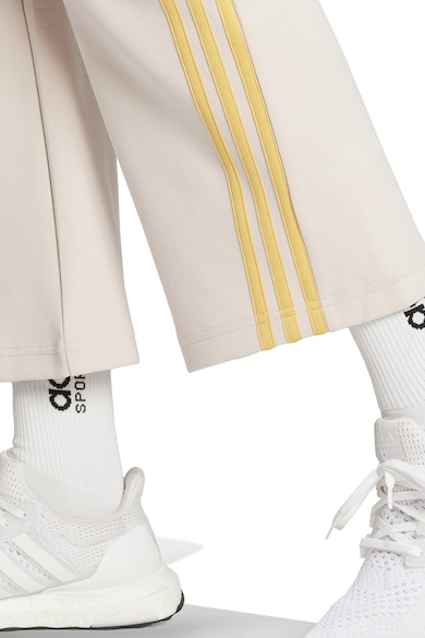 adidas Sportswear Bővülő szárú szabadidőnadrág logóval női