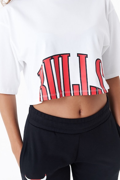 New Era Скъсена тениска Chicago Bulls с принт Жени