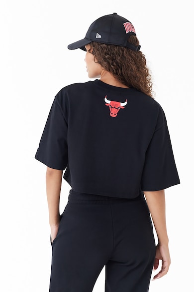 New Era Скъсена тениска Chicago Bulls с принт Жени
