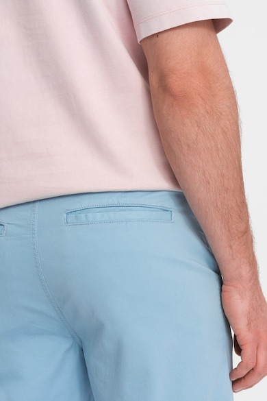 OMBRE Chino rövidnadrág kontrasztos alsó szárvégekkel férfi