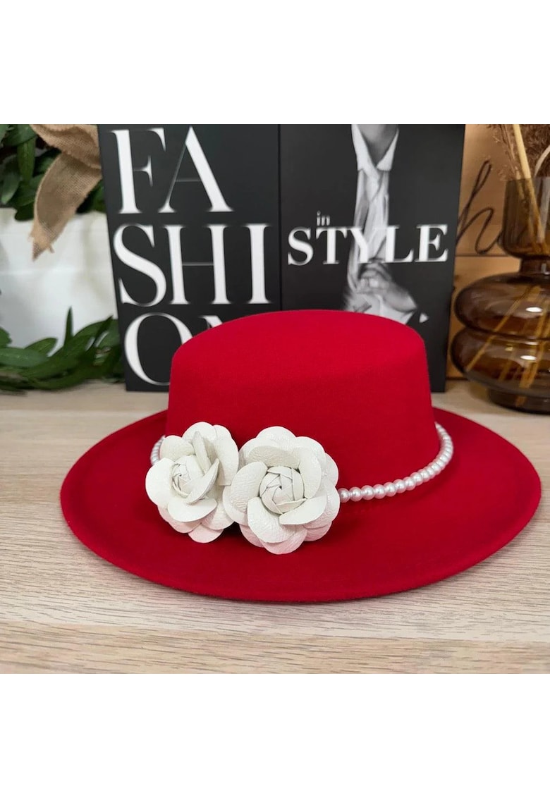 Palarie dama - rosie - stil canotiera - handmade - cu accesoriu detasabil din perle - Greta Palarie dama - rosie - stil canotiera - handmade - cu accesoriu detasabil din perle - Greta