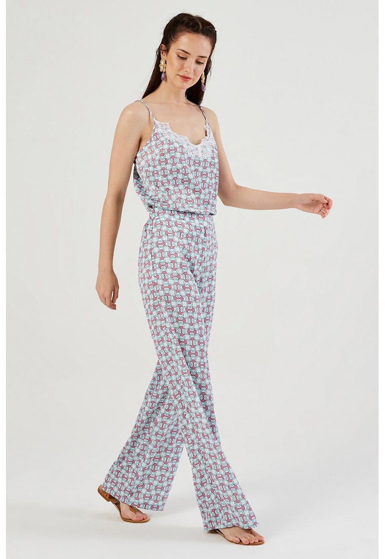 Pantaloni cu croiala ampla si model