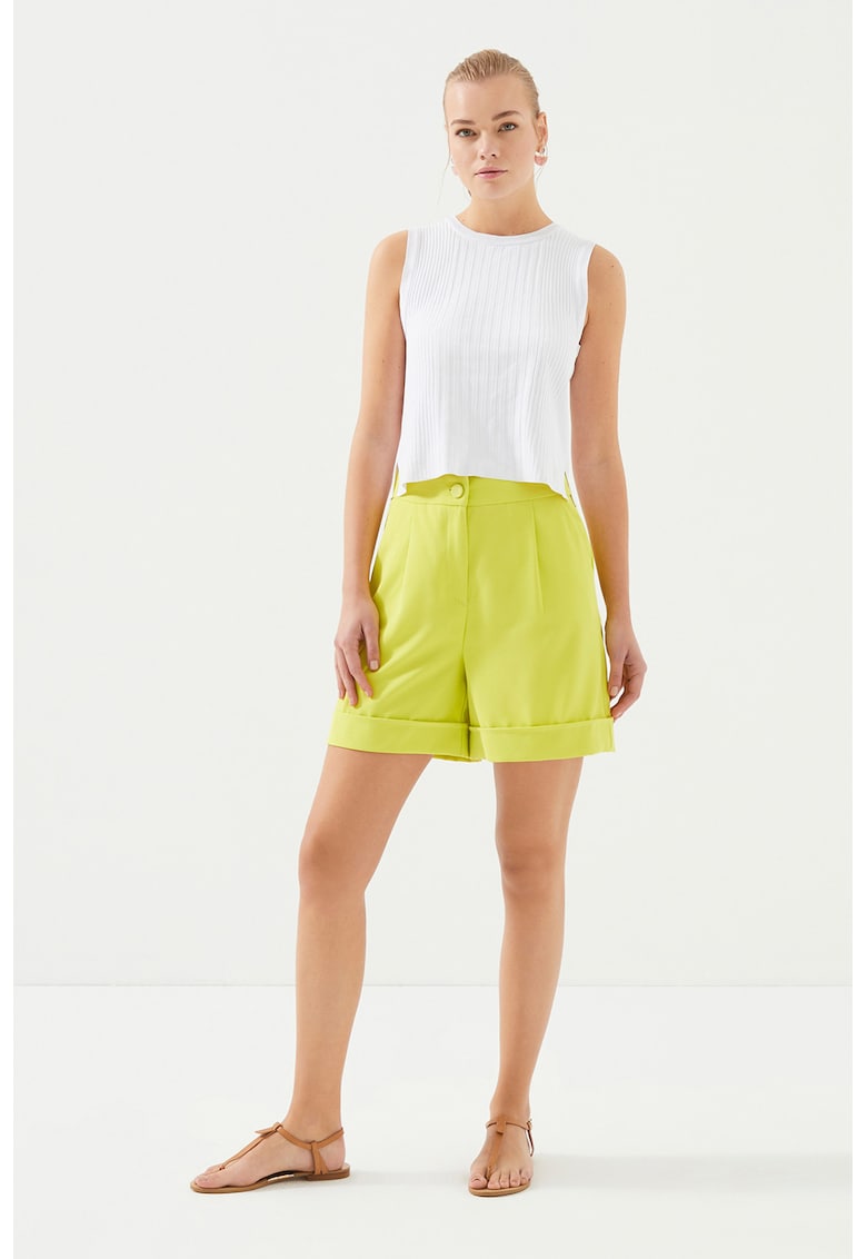 Pantaloni scurti cu croiala ampla si talie inalta