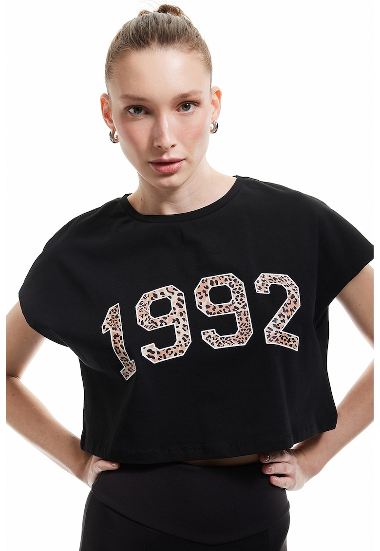 Tricou crop cu imprimeu text - Negru/Maro deschis