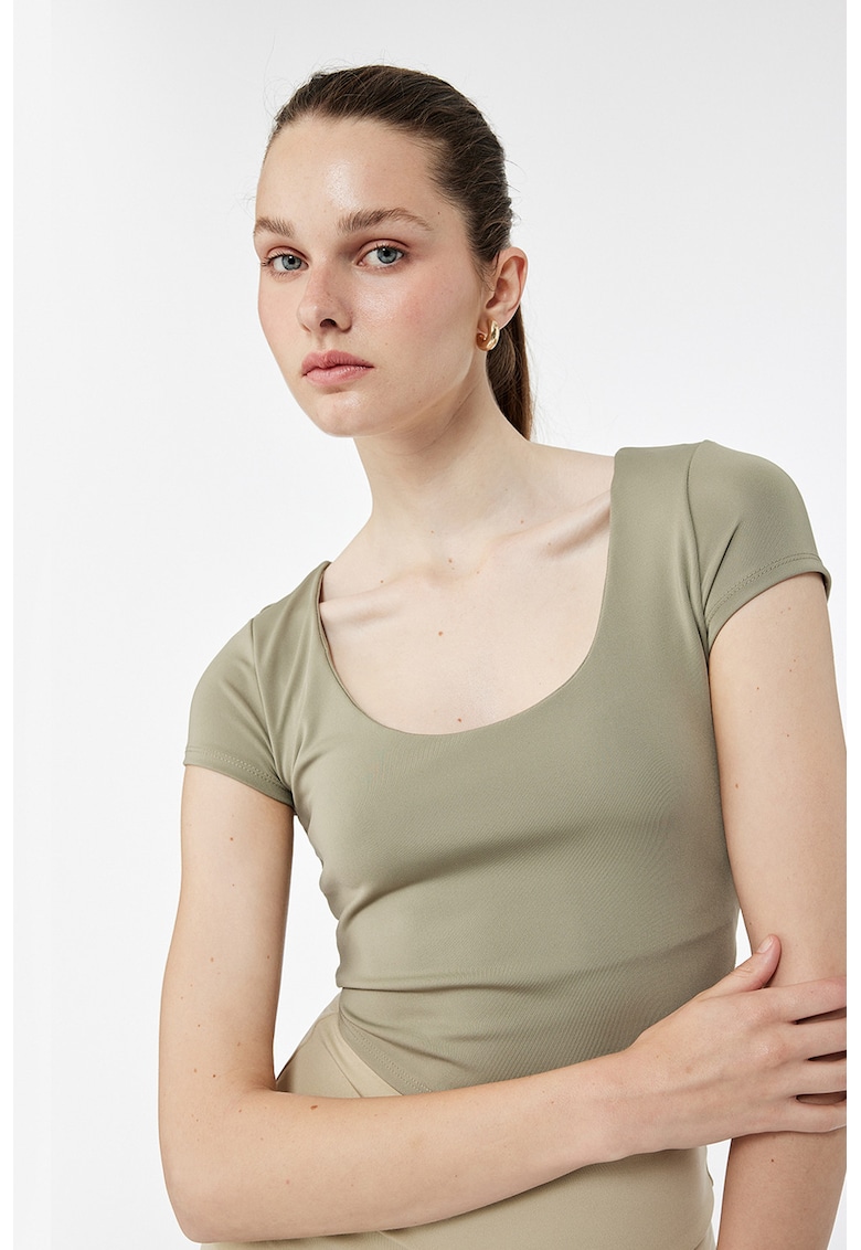 Tricou crop striat cu decolteu adanc Tricou crop striat cu decolteu adanc