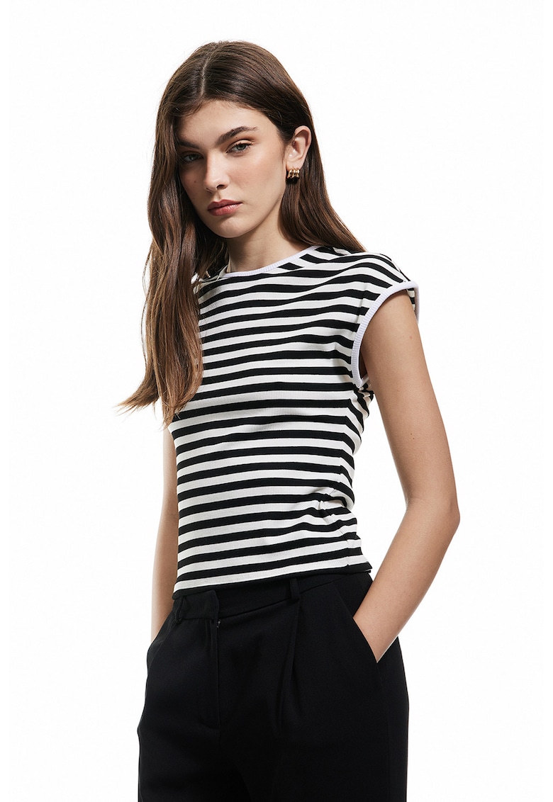 Tricou cu decolteu la baza gatului si dungi