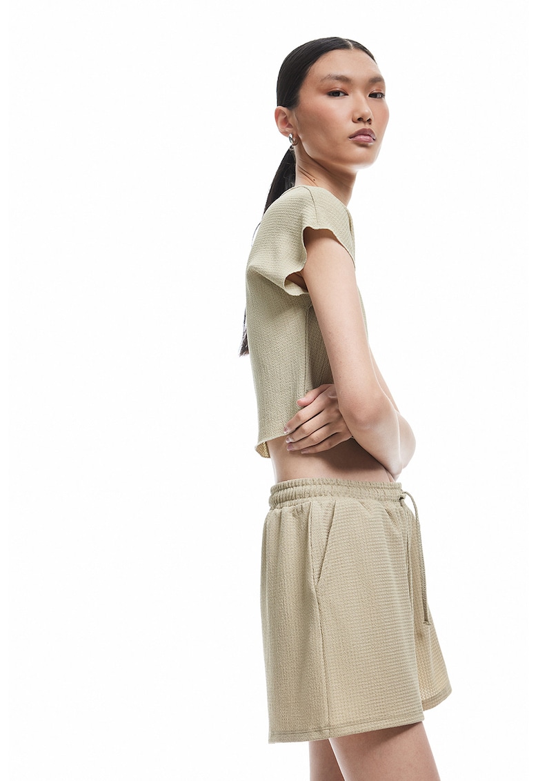 Pantaloni scurti cu talie inalta si buzunare laterale