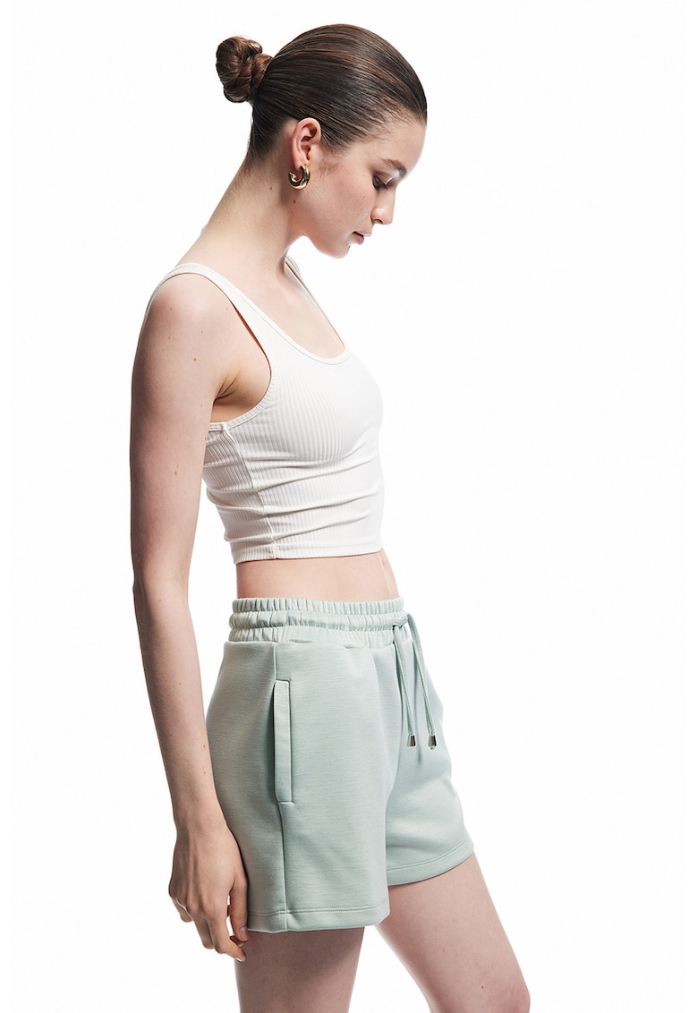Pantaloni scurti cu snur si buzunare laterale - Verde pal