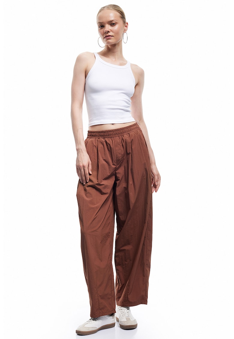 Pantaloni uni relaxed fit cu talie medie - Maro scortisoara