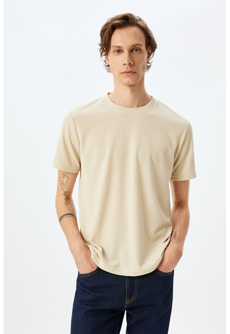 Tricou cu decolteu la baza gatului si aspect texturat Tricou cu decolteu la baza gatului si aspect texturat