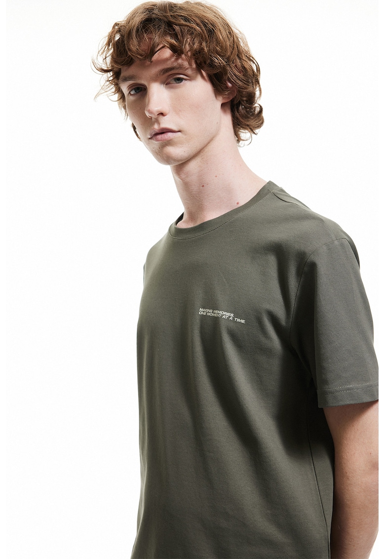 Tricou relaxed fit cu decolteu la baza gatului