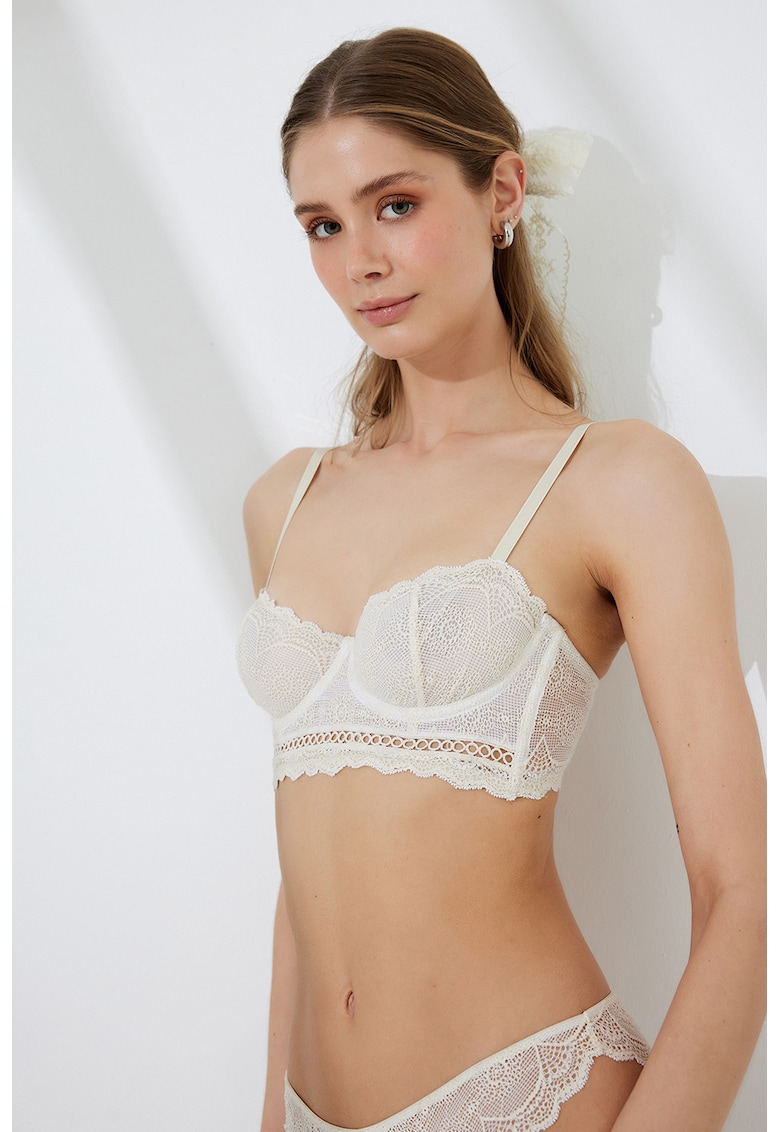 Sutien din macramé cu bretele ajustabile Sutien din macramé cu bretele ajustabile