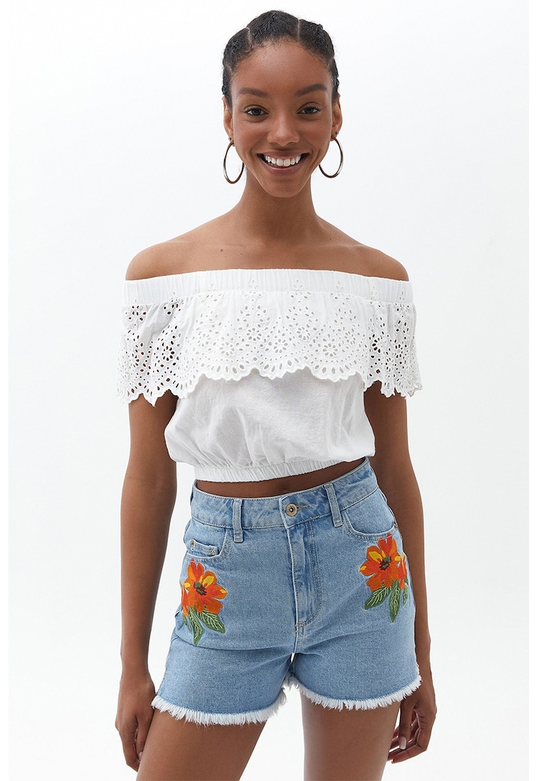 Bluza crop cu broderie si decolteu pe umeri